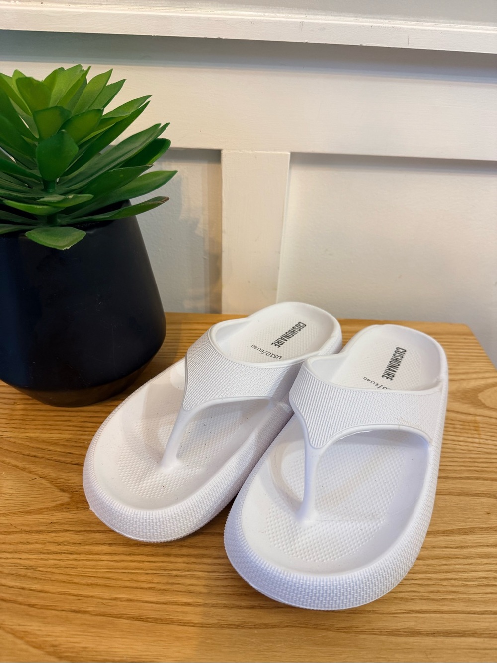 💫4/$25 • Cushionaire White Foam Cushioned Thong Sandals